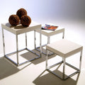 Set di tavolini dal design essenziale, bianco e nero, per la casa