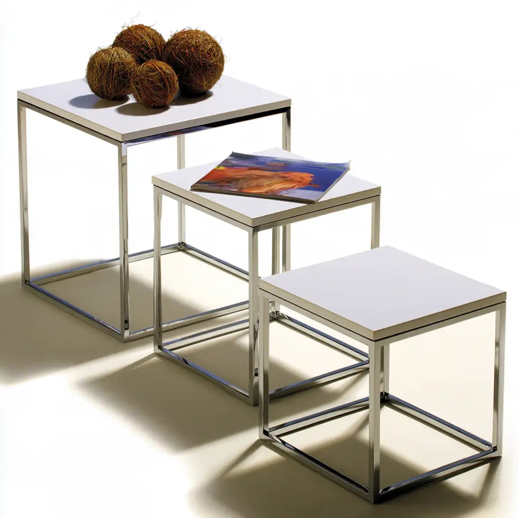 Set di tavolini dal profilo contemporaneo, bianco e nero, per la casa