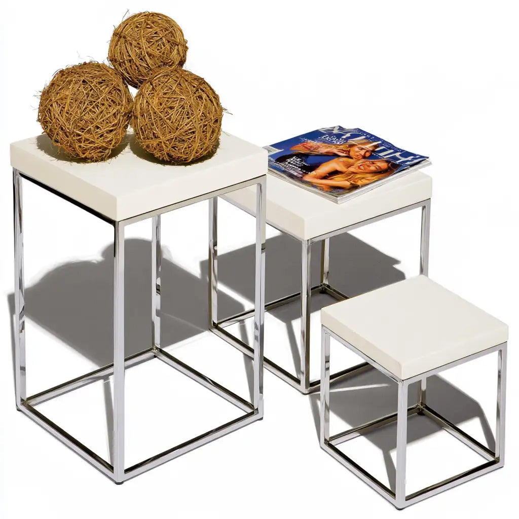 Set di tavolini dalla forma compatta, bianco e nero, per la casa